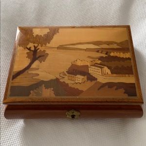 Wood music box from Italy. No key